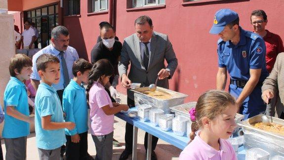 İlçemiz Şehit Hüseyin Zorlu İlkokulu-Ortaokulu Bahçesinde, Muharrem Ayı Dolayısıyla Aşure Etkinliği Yapıldı