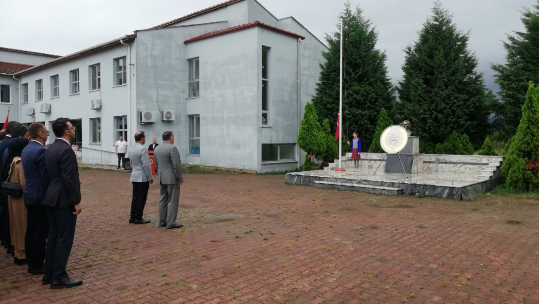 2022 - 2023 Eğitim Öğretim yılı İlköğretim Haftası münasebetiyle Hükümet Konağı Atatürk Anıtı önünde Çelenk Sunma töreni düzenlendi.