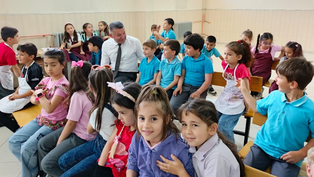 İlçe Millî Eğitim Müdürümüz Murat ARSLAN, Şehit Hüseyin Zorlu İlkokulu ve Ortaokulu'nu ziyaret ederek öğrenci ve öğretmenlerimizle bir araya geldi.